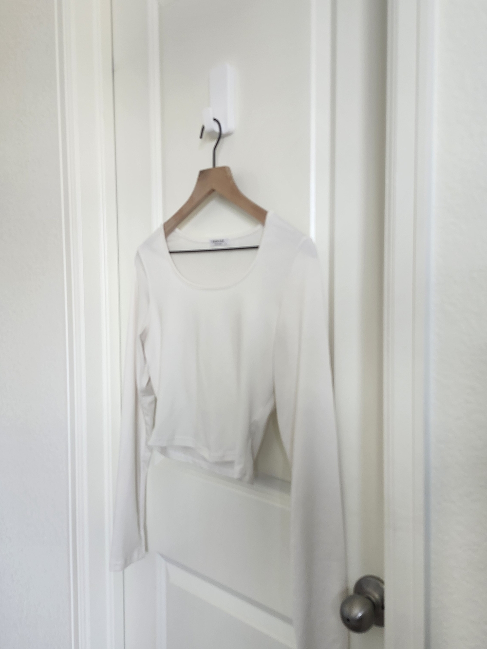 2 Long Sleeve Crop Tops - Picture 10 of 12